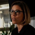 El dólar cerró en baja casi $1