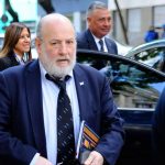 Bajan el dólar y el Riesgo País