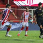 Con diez, San Lorenzo venció a Atlético en Tucumán