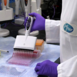 Eurodiputados votan si aprueban el acuerdo comercial posbrexit