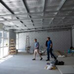 Bomberos combaten un incendio sobre la traza de la Autovía Ruta 5