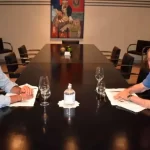 Crisis en Perú: un policía fue quemado vivo durante las manifestaciones y declararon toque de queda