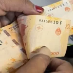 Un pueblo de Europa prohíbe el uso de celulares en la calle