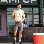 Taylor Momsen y el momento de la mordida del murciélago