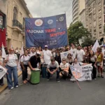 Adorni justificó el viaje de su esposa en el avión presidencial: «Vengo a deslomarme en Nueva York, quería que me acompañe»